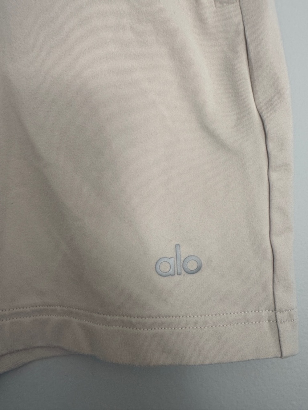 ALO Yoga Men’s Cream Athletic Shorts - Picture 2 of 5